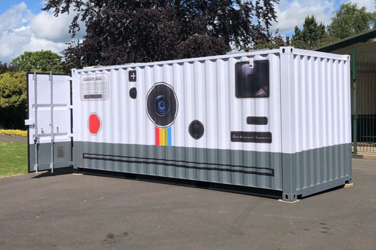 Máy ảnh bằng container chở hàng. 