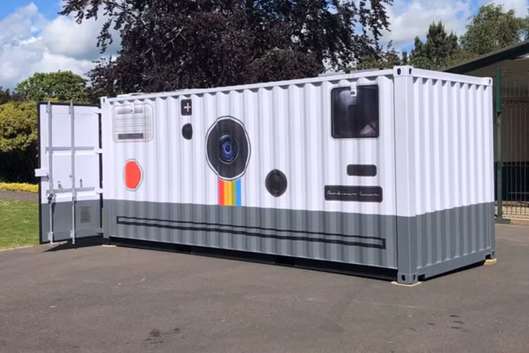 Máy ảnh bằng container chở hàng. 