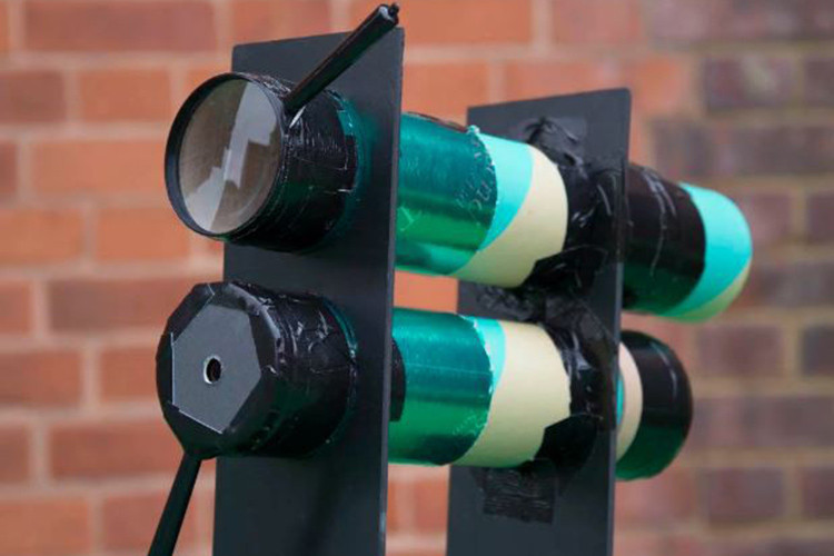 Máy ảnh làm từ... rác.