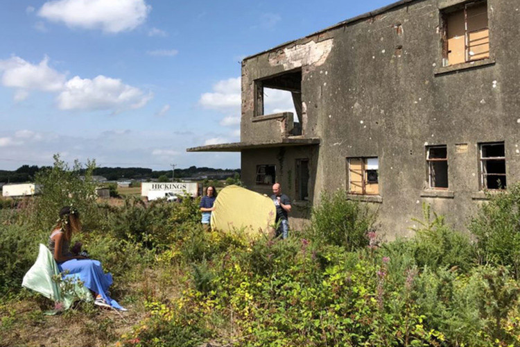 Máy ảnh làm từ...căn nhà bị bỏ hoang. 