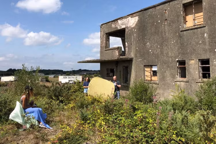 Máy ảnh làm từ...căn nhà bị bỏ hoang. 