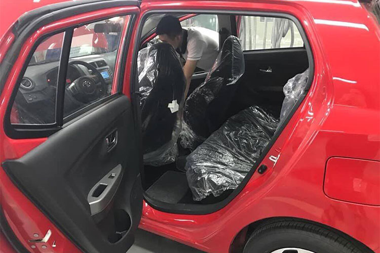 Phiên bản Toyota Wigo tại Việt Nam sở hữu động cơ 1KR-FE, 3 xy lanh, 12 van phun xăng điện tử, dung tích 1.0 L. Công suất 65 mã lực tại vòng tua 6.000 rpm và mô-men xoắn cực đại 89 Nm tại 4.400 rpm. Phiên bản cao nhất của xe sẽ được trang bị hộp số tự động 4 cấp, trong khi các bản còn lại dùng hộp số sàn 5 cấp. Dòng xe này chỉ có duy nhất lựa chọn hệ dẫn động cầu trước.