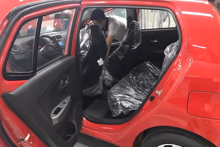 Phiên bản Toyota Wigo tại Việt Nam sở hữu động cơ 1KR-FE, 3 xy lanh, 12 van phun xăng điện tử, dung tích 1.0 L. Công suất 65 mã lực tại vòng tua 6.000 rpm và mô-men xoắn cực đại 89 Nm tại 4.400 rpm. Phiên bản cao nhất của xe sẽ được trang bị hộp số tự động 4 cấp, trong khi các bản còn lại dùng hộp số sàn 5 cấp. Dòng xe này chỉ có duy nhất lựa chọn hệ dẫn động cầu trước.