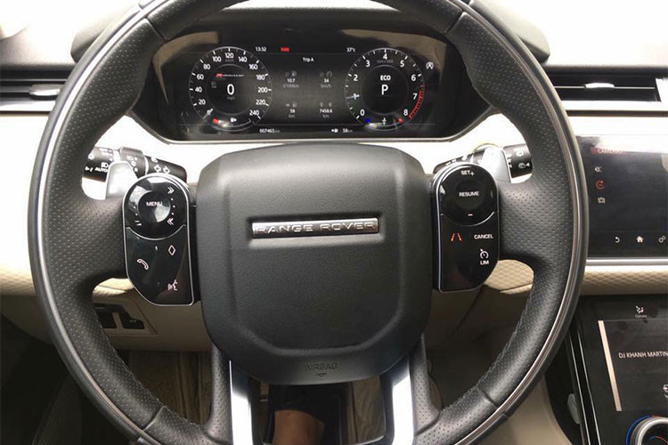 Xe được trang bị CPU Intel 4 nhân, ổ đĩa 60 GB để lưu dữ liệu và có kết nối mạng Ethernet. Dàn âm thanh Meridian 1.600W. Ghế ngồi bọc da cao cấp cùng các đường chỉ khâu ấn tượng, tựa đầu ghế cao có thể điều chỉnh, ghế lái chỉnh điện ghi nhớ vị trí ngồi cũng nhiều tiện ích khác...