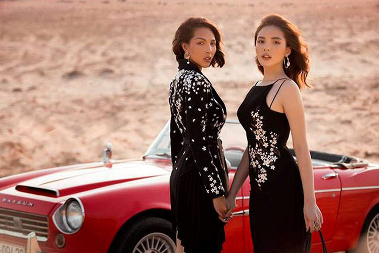 Bên cạnh đó, Datsun 1600 Convertible còn làm nổi bật hơn các bộ trang phục dành cho phải đẹp của nhà thiết kế Lê Thanh Hòa tạo ra.