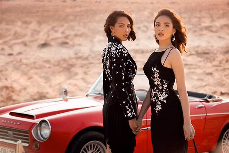 Bên cạnh đó, Datsun 1600 Convertible còn làm nổi bật hơn các bộ trang phục dành cho phải đẹp của nhà thiết kế Lê Thanh Hòa tạo ra.