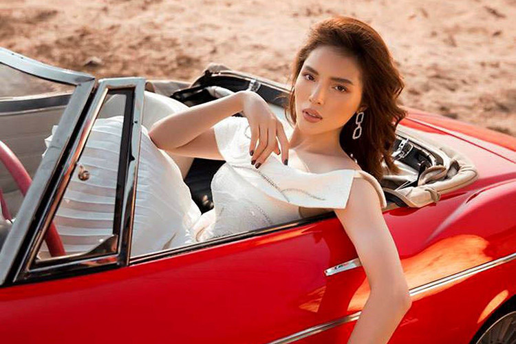 Đáng chú ý là chiêc Datsun 1600 Convertible màu đỏ xuất hiện giữa đồi cát càng làm tăng thêm vẻ đẹp cho Kỳ Duyên và Minh Triệu.