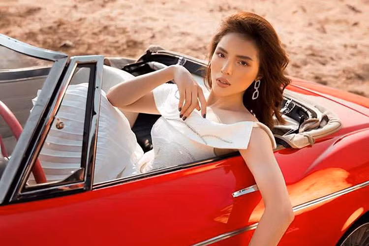 Đáng chú ý là chiêc Datsun 1600 Convertible màu đỏ xuất hiện giữa đồi cát càng làm tăng thêm vẻ đẹp cho Kỳ Duyên và Minh Triệu.