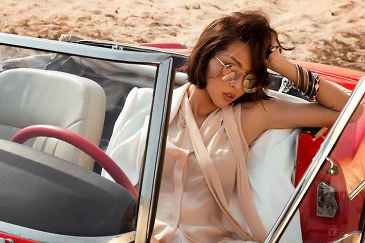 Trong bộ ảnh, Kỳ Duyên và Minh Triệu mặc các bộ trang phục do nhà thiết kế Lê Thanh Hòa giới thiệu gần đây, mang phong cách nữ tính gợi cảm, tinh tế và cũng lịch lãm sang trọng.