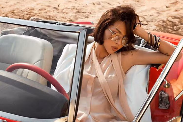 Trong bộ ảnh, Kỳ Duyên và Minh Triệu mặc các bộ trang phục do nhà thiết kế Lê Thanh Hòa giới thiệu gần đây, mang phong cách nữ tính gợi cảm, tinh tế và cũng lịch lãm sang trọng.