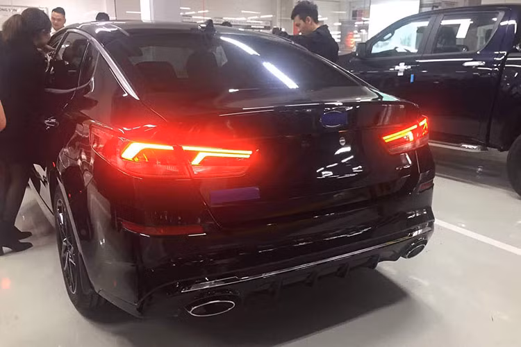 Về cơ bản, model 2019 là phiên bản nâng cấp giữa vòng đời của Optima. Vì vậy, mẫu xe này nhận được một số thay đổi ở thiết kế đẹp mắt và thể thao hơn. Tương tự phiên bản nội địa Hàn Quốc và châu Âu, Optima GT vẫn sở hữu lưới tản nhiệt dạng “mũi hổ” đặc trưng của Kia. Tuy nhiên, các vân dọc được sửa lại thành đường vân lượn sóng. Phần viền lưới tản nhiệt được mạ chrome sang trọng.