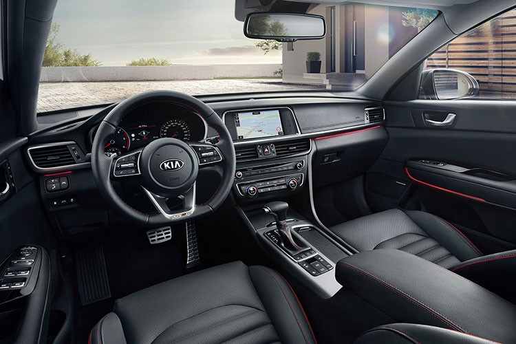 Nội thất bên trong chưa được hé lộ nhiều, tuy nhiên nhiều kỳ vọng xe sẽ được trang bị màn hình trung tâm cảm ứng 7 inch, hệ thống điều hòa hai vùng độc lập tích hợp công nghệ lọc Closer Ionizer, hệ thống sưởi và thông gió cho hàng ghế phía trước, vô-lăng và ghế ngồi bọc da, ghế lái chỉnh điện 8 hướng với chức năng nhớ vị trí và đèn LED nội thất.