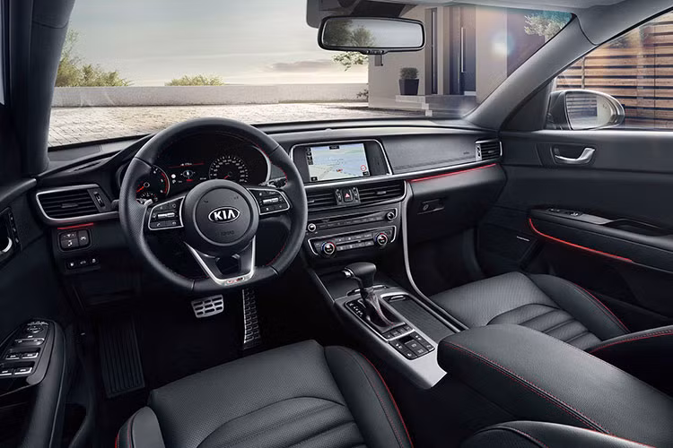 Nội thất bên trong chưa được hé lộ nhiều, tuy nhiên nhiều kỳ vọng xe sẽ được trang bị màn hình trung tâm cảm ứng 7 inch, hệ thống điều hòa hai vùng độc lập tích hợp công nghệ lọc Closer Ionizer, hệ thống sưởi và thông gió cho hàng ghế phía trước, vô-lăng và ghế ngồi bọc da, ghế lái chỉnh điện 8 hướng với chức năng nhớ vị trí và đèn LED nội thất.