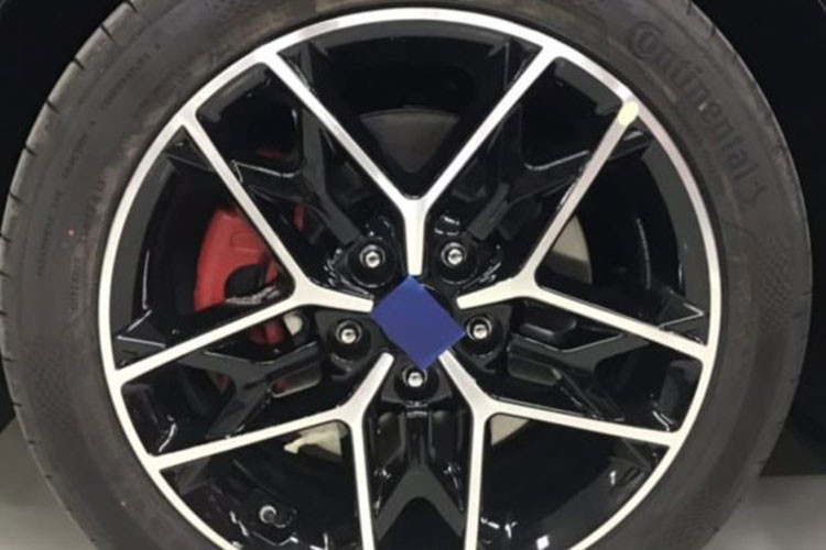 Ở phía sau, cụm đèn hậu của Kia Optima 2019 mới được thiết kế lại với đồ họa chiếu sáng mới sắc nét và tinh tế hơn, bổ sung hai tấm phản quang. Bộ khuếch tán khí động học được sơn đen bóng, có thêm thanh mạ chrome. Hai ống xả hình oval cỡ lớn được đặt đối xứng nhau.