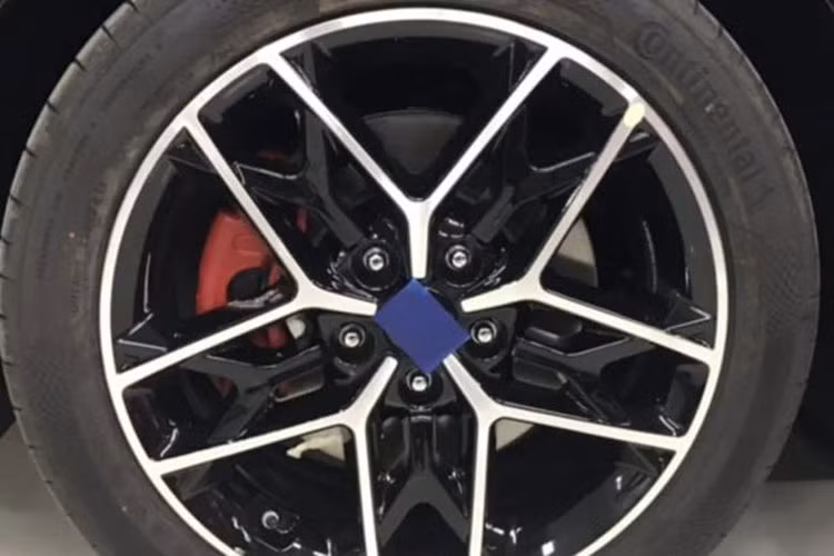 Ở phía sau, cụm đèn hậu của Kia Optima 2019 mới được thiết kế lại với đồ họa chiếu sáng mới sắc nét và tinh tế hơn, bổ sung hai tấm phản quang. Bộ khuếch tán khí động học được sơn đen bóng, có thêm thanh mạ chrome. Hai ống xả hình oval cỡ lớn được đặt đối xứng nhau.