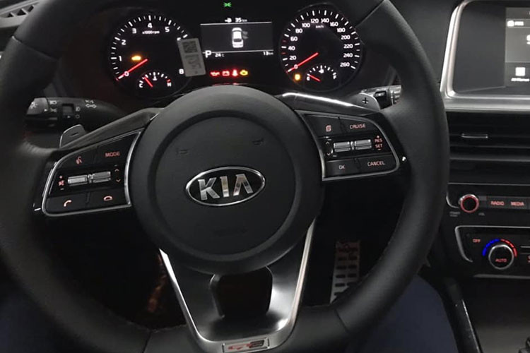 Về an toàn, Kia Optima GT 2019 được trang bị 6 túi khí, phanh tay điện tử, camera 360 độ, hệ thống kiểm soát hành trình thích ứng, hỗ trợ giữ làn đường, hỗ trợ đỗ xe và cảnh báo va chạm trước/sau, ổn định thân xe điện tử và kiểm soát lực kéo... Động cơ xe vẫn là hai lựa chọn động cơ hút khí tự nhiên 2.0L và 2.4L, sản sinh công suất lần lượt là 152 mã lực và 176 mã lực, cả hai đều ghép nối với hộp số tự động 6 cấp.