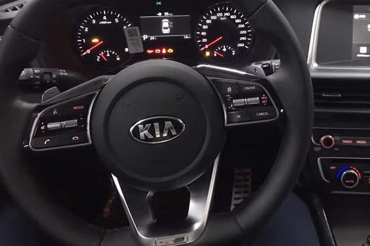 Về an toàn, Kia Optima GT 2019 được trang bị 6 túi khí, phanh tay điện tử, camera 360 độ, hệ thống kiểm soát hành trình thích ứng, hỗ trợ giữ làn đường, hỗ trợ đỗ xe và cảnh báo va chạm trước/sau, ổn định thân xe điện tử và kiểm soát lực kéo... Động cơ xe vẫn là hai lựa chọn động cơ hút khí tự nhiên 2.0L và 2.4L, sản sinh công suất lần lượt là 152 mã lực và 176 mã lực, cả hai đều ghép nối với hộp số tự động 6 cấp.