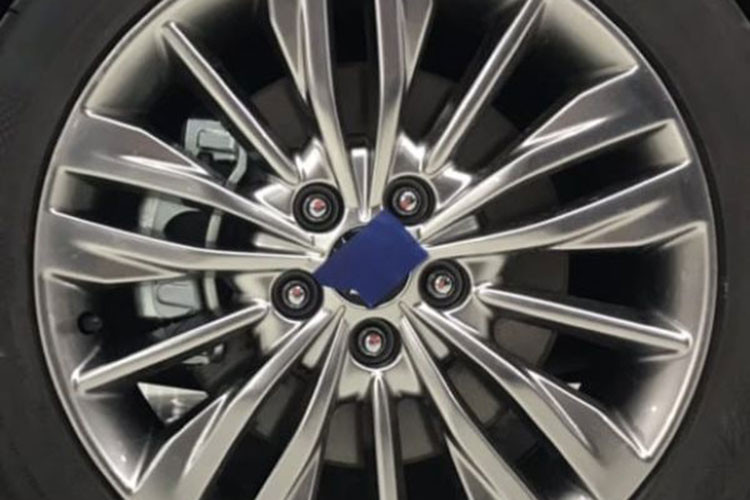 Kia Optima GT 2019 sở hữu bộ vành 18 inch đi kèm bộ lốp 235/45R18. Đáng chú ý là phần la-zăng của mẫu xe này có nhiều thiết kế đa dạng cho từng phiên bản khác nhau, một loại 5 chấu kép và đa chấu.