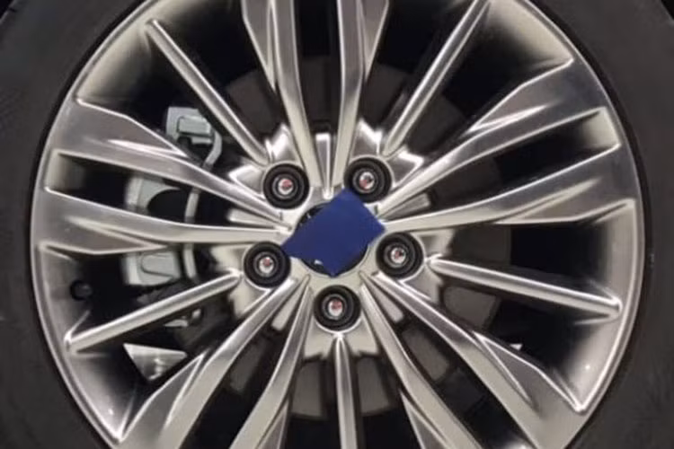 Kia Optima GT 2019 sở hữu bộ vành 18 inch đi kèm bộ lốp 235/45R18. Đáng chú ý là phần la-zăng của mẫu xe này có nhiều thiết kế đa dạng cho từng phiên bản khác nhau, một loại 5 chấu kép và đa chấu.