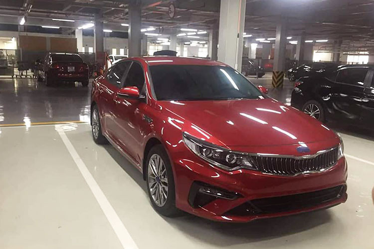 Nhờ được lắp ráp trong nước nên Kia Optima 2019 bản nâng cấp mới đã về đại lý trước đối thủ Toyota Camry và Honda Accord. Giá xe Kia Optima cũ có giá niêm yết tại Việt Nam là 772 - 949 triệu đồng, tuy nhiên, tại đại lý giá thực còn rẻ hơn khoảng 20 triệu nữa. Optima đang là xe hạng D có giá khởi điểm thấp nhất tại Việt Nam.
