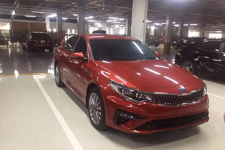 Nhờ được lắp ráp trong nước nên Kia Optima 2019 bản nâng cấp mới đã về đại lý trước đối thủ Toyota Camry và Honda Accord. Giá xe Kia Optima cũ có giá niêm yết tại Việt Nam là 772 - 949 triệu đồng, tuy nhiên, tại đại lý giá thực còn rẻ hơn khoảng 20 triệu nữa. Optima đang là xe hạng D có giá khởi điểm thấp nhất tại Việt Nam.