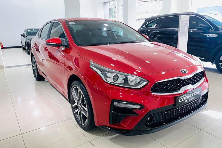 Nằm ở phân khúc xe hạng C, Kia Cerato đạt doanh số 6.625 xe bán ra sau 9 tháng năm 2021. Trong nỗ lực vực dậy doanh số sau một thời gian dài chịu ảnh hưởng của dịch Covid-19, nhà phân phối Thaco Trường Hải đã mở bán ra thị trường phiên bản hoàn toàn mới của mẫu xe này và đổi tên gọi là K3.Xe bán ra thị trường với 3 phiên bản, giá từ 559 triệu đồng đến 659 triệu đồng