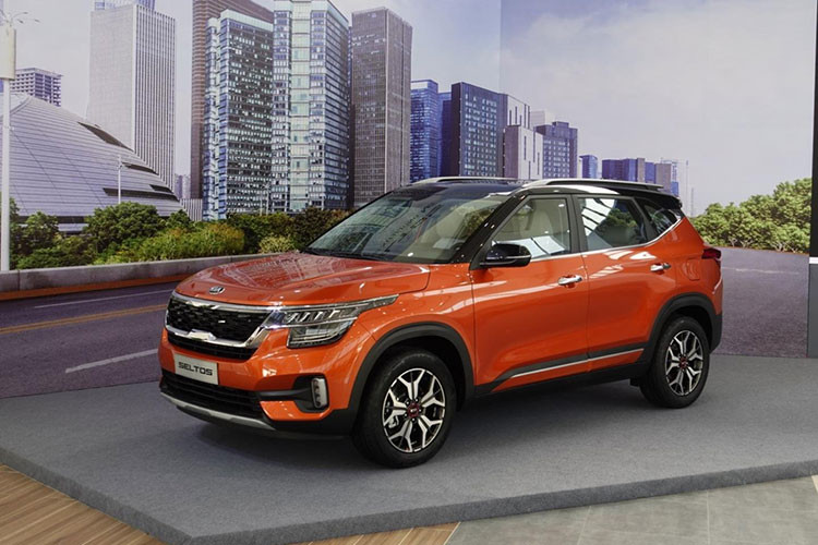 Seltos là một trong những model tâm điểm chú ý của thị trường kể từ khi ra mắt tới cho tới thời điểm hiện tại, với doanh số 10.008 xe được bán ra. Kia Seltos trở thành mẫu xe đứng vị trí thứ tư trong Top 10 xe bán chạy nhất Việt Nam quý III/2021. Được đánh giá cao nhờ thiết kế thể thao, bắt mắt cùng mức giá hợp lý, đã giúp Kia Seltos vượt mặt các anh cả trong phân khúc crossover hạng B trở thành mẫu xe bán chạy nhất phân khúc.