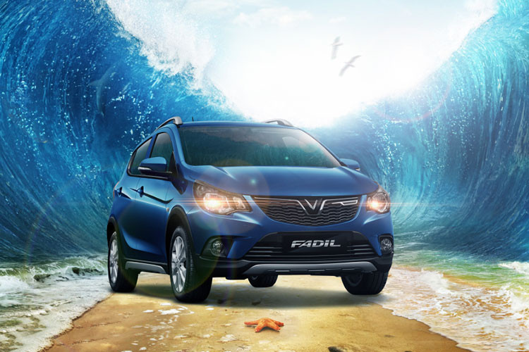 Vinfast Fadil vẫn tiếp tục giữ vững vị trí "ngôi vương" bảng xếp hạng Top xe bán chạy nhất tháng 09/2021 và lũy kế năm 2021 với 17.668 xe bán ra. Nguyên nhân chính của sự tăng trưởng này là bởi chính sách bán hàng đặc biệt của VinFast. Khách hàng mua Fadil liên tục nhận được những ưu đãi lớn như miễn phí hoàn toàn phí trước bạ, trả góp không lãi suất trong 2 năm hay nhận voucher nghỉ dưỡng.