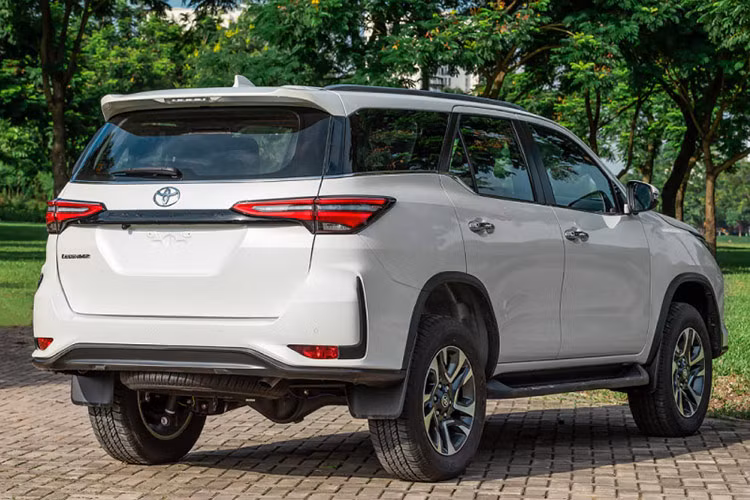 Toyota Fortuner tại Việt Nam hiện vẫn có 3 tùy chọn động cơ, bao gồm máy dầu 2.4L, máy dầu 2.8L và máy xăng 2.7L. Thông số vận hành tương ứng của 3 động cơ này là 147 mã lực/400 Nm, 201 mã lực/500 Nm và 164 mã lực/245 Nm. Các động cơ đi với hộp số tự động 6 cấp, hệ dẫn động cầu sau hoặc 4 bánh 4WD.