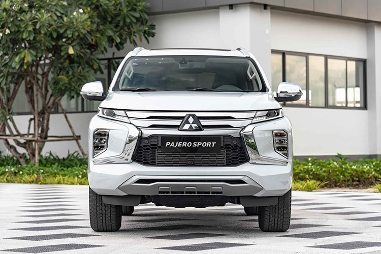  Mitsubishi Pajero Sport: 68 xe Mitsubishi Pajero Sport chỉ có doanh số 68 xe, tăng 41,6%. Mitsubishi Pajero Sport hiện là một trong những mẫu SUV hạng D được khuyến mãi lớn nhất trong tháng 10/2024. Theo đó, xe được hãng hỗ trợ 100% lệ phí trước bạ, giúp khách hàng tiết kiệm số tiền từ 113 - 136 triệu đồng, tùy phiên bản.