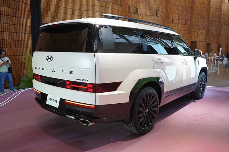 Thứ hai là động cơ Smartstream 4 xi-lanh, tăng áp, dung tích 2.5L với công suất tối đa 281 mã lực và mô-men xoắn cực đại 422 Nm. Sức mạnh động cơ được truyền tới bánh thông qua hộp số tự động ly hợp kép ướt 8 cấp và hệ dẫn động HTRAC. Như vậy, Hyundai SantaFe 2025 trở thành mẫu xe có động cơ mạnh nhất trong phân khúc SUV hạng D.