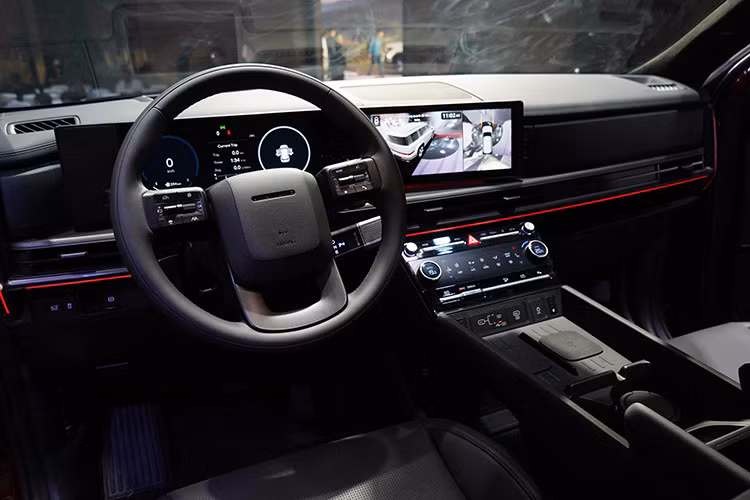 Nằm bên dưới nắp ca-pô của Hyundai SantaFe 2025 tại Việt Nam là 2 tùy chọn động cơ xăng. Đầu tiên là động cơ Smartstream 4 xi-lanh, hút khí tự nhiên, dung tích 2.5L, sản sinh công suất tối đa 194 mã lực và mô-men xoắn cực đại 246 Nm. Động cơ đi kèm với hộp số tự động 8 cấp, hệ dẫn động cầu trước hoặc 4 bánh toàn thời gian HTRAC.