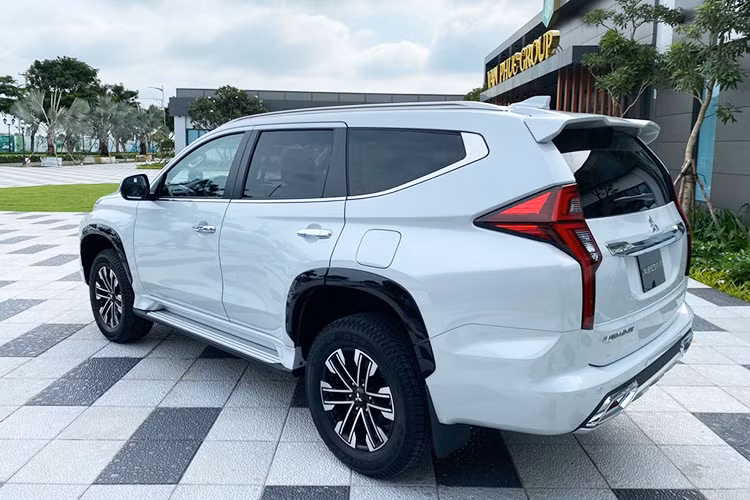 Mitsubishi Pajero Sport tại Việt Nam có 2 phiên bản là Diesel 4x2 AT và Diesel 4x4 AT, giá bán dao động từ 1,13 - 1,365 tỷ đồng. Bất lợi của mẫu SUV hạng trung này nằm ở thiết kế chưa thực sự nịnh mắt và đã lâu không được nâng cấp. Xe được trang bị động cơ dầu MIVEC 2.4L, sản sinh công suất tối đa 178 mã lực và mô-men xoắn cực đại 430 Nm. Hệ dẫn động vẫn chia làm 2 loại là 1 cầu và 2 cầu, đi kèm khóa vi sai cầu sau.