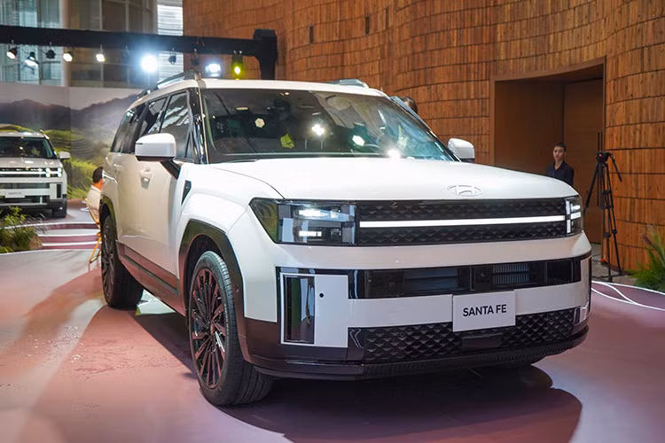  Hyundai Santa Fe: 758 xe Tương tự đối thủ Ford Everest, Hyundai SantaFe cũng có một tháng kinh doanh thành công. Mẫu xe Hàn Quốc này đạt doanh số 758 xe, tăng trưởng 48,3%. Nhờ đó, SantaFe đứng thứ 2 trong phân khúc SUV hạng D về mặt doanh số. Một phần động lực thúc đẩy sự tăng trưởng của Hyundai SantaFe chính là thế hệ mới. Ra mắt Việt Nam vào ngày 18/9, mẫu xe này có 5 phiên bản và giá dao động từ 1,069 - 1,365 tỷ đồng.