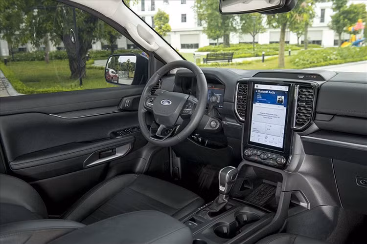 Trong tháng 10 này, hãng Ford tiếp tục duy trì chương trình khuyến mãi tương tự để cạnh tranh với những đối thủ sản xuất, lắp ráp trong nước. Ford Everest tại Việt Nam có 6 phiên bản và giá bán dao động từ 1,099 - 1,545 tỷ đồng. "Đắt xắt ra miếng", mẫu xe này mang trên mình thiết kế đẹp mắt, nội thất 7 chỗ rộng rãi, trang bị tiện nghi và an toàn đầy đủ.