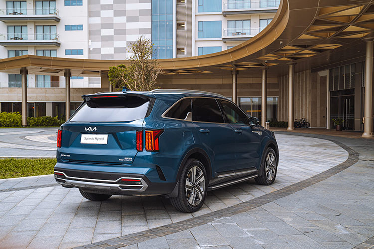 Thứ ba là hệ truyền động hybrid với động cơ xăng tăng áp 1.6L mạnh 178 mã lực và mô-men xoắn cực đại 265 Nm. Động cơ này kết hợp với mô-tơ điện mạnh 60 mã lực/264 Nm và hộp số tự động 6 cấp. Cuối cùng là hệ truyền động plug-in hybrid với động cơ xăng 1.6L và hộp số tự động 6 cấp tương tự như trên. Tuy nhiên, động cơ lại đi với mô-tơ điện mạnh 90 mã lực và 304 Nm.