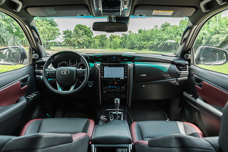 Bỏ ra số tiền từ hơn 1 tỷ đòng, khách hàng sẽ nhận về những trang bị đáng chú ý như màn hình cảm ứng trung tâm 9 inch, hỗ trợ kết nối không dây với điện thoại thông minh qua Apple CarPlay và Android Auto.