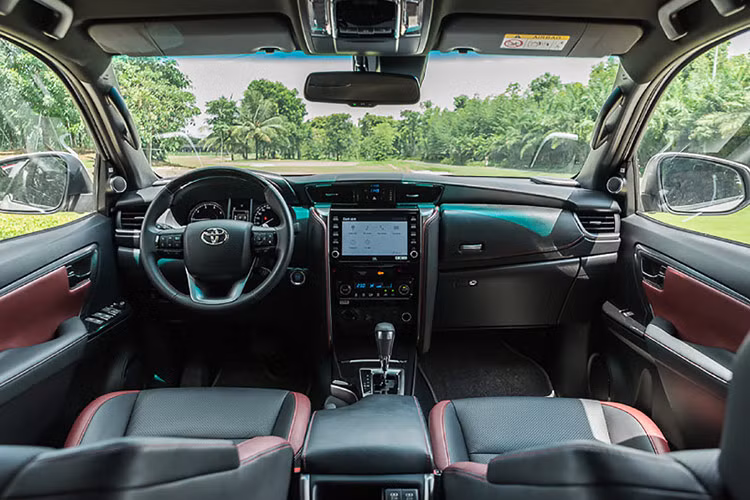 Bỏ ra số tiền từ hơn 1 tỷ đòng, khách hàng sẽ nhận về những trang bị đáng chú ý như màn hình cảm ứng trung tâm 9 inch, hỗ trợ kết nối không dây với điện thoại thông minh qua Apple CarPlay và Android Auto.