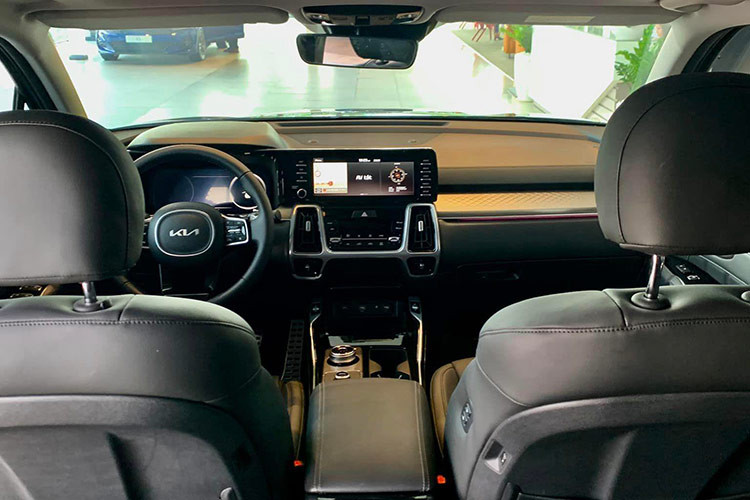 Ngay cả động cơ của Kia Sorento cũng rất đa dạng với 4 tùy chọn. Đầu tiên là động cơ xăng Smartstream 2.5 MPI, sản sinh công suất tối đa 177 mã lực và mô-men xoắn cực đại 232 Nm, đi kèm hộp số tự động 6 cấp. Hai con số tương ứng của động cơ diesel Smartstream D2.2 là 198 mã lực và 440 Nm, kết hợp cùng hộp số ly hợp kép 8 cấp.