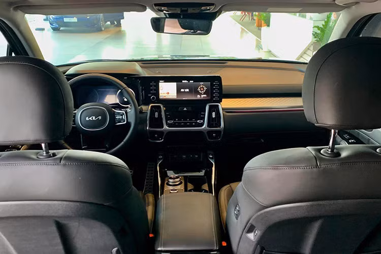 Ngay cả động cơ của Kia Sorento cũng rất đa dạng với 4 tùy chọn. Đầu tiên là động cơ xăng Smartstream 2.5 MPI, sản sinh công suất tối đa 177 mã lực và mô-men xoắn cực đại 232 Nm, đi kèm hộp số tự động 6 cấp. Hai con số tương ứng của động cơ diesel Smartstream D2.2 là 198 mã lực và 440 Nm, kết hợp cùng hộp số ly hợp kép 8 cấp.