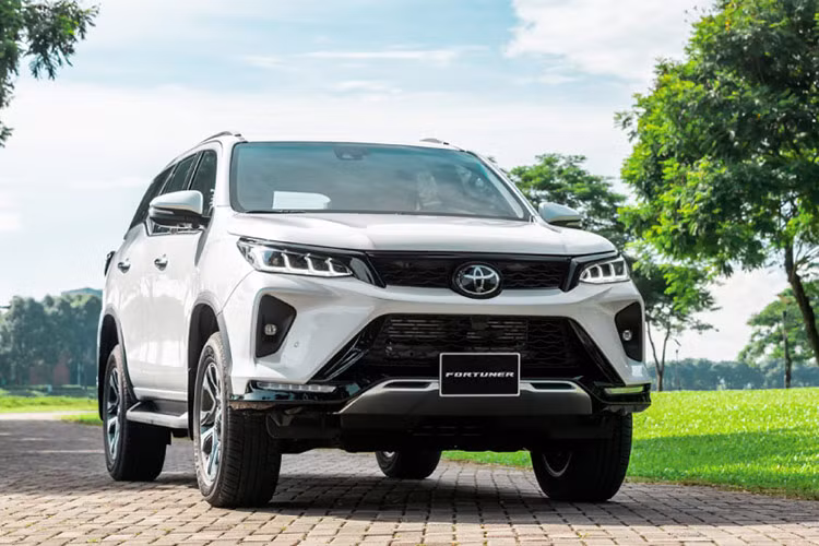  Toyota Fortuner: 451 xe Mẫu xe có tỷ lệ tăng trưởng cao nhất trong phân khúc SUV hạng D trong tháng 9/2024 vừa qua chính là Toyota Fortuner. Doanh số của mẫu xe này đạt 451 xe, tăng 91,1%, giúp Toyota Fortuner đứng thứ 3 trong phân khúc. Toyota Fortuner tại Việt Nam hiện có 5 phiên bản và giá bán từ 1,055 - 1,35 tỷ đồng, khá tương đồng với các đối thủ cùng phân khúc.