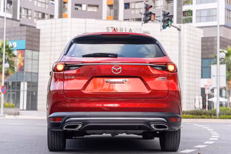 "Trái tim" của mẫu xe Mazda CX-8 tại Việt Nam là động cơ xăng Skyactiv-G 2.5L, cho công suất tối đa 188 mã lực và mô-men xoắn cực đại 252 Nm. Đi kèm với đó là hộp số loại tự động 6 cấp, hệ dẫn động cầu trước hoặc bốn bánh AWD, tùy phiên bản.