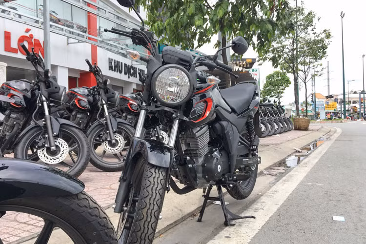 Mới vừa ra mắt hồi tháng 2/2018 tại thị trường Indonesia, mẫu xe môtô Honda CB150 Verza mới đã xuất hiện ở Việt Nam thống qua các đại lý nhập khẩu tư nhân. Xe mang kiểu dáng naked-bike đặc thù cho các thị trường đang phát triển ưa chuộng dòng xe côn tay giá rẻ.