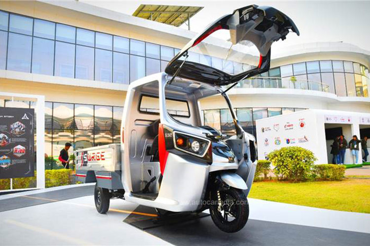Chiếc xe máy điện Hero Surge S32 đặc biệt độc đáo này hứa hẹn đem tới giải pháp tối ưu dành cho những người làm nghề shipper khi muốn chở nhiều hàng hay thậm chí tác nó ra nhẹ nhàng như một chiếc xe 2 bánh.