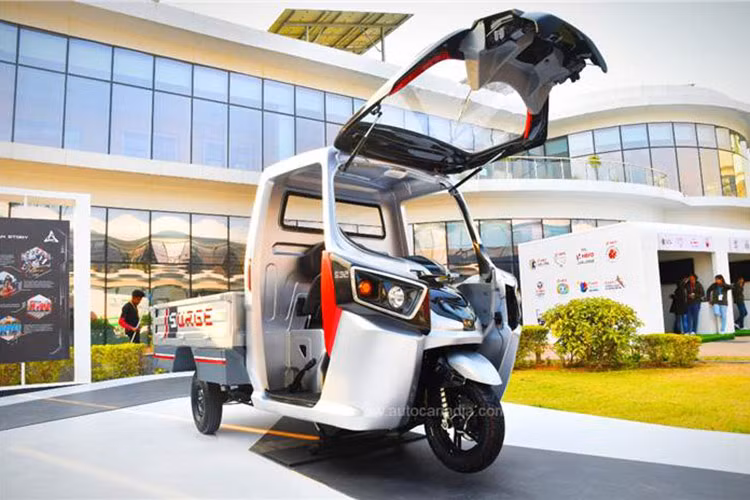 Chiếc xe máy điện Hero Surge S32 đặc biệt độc đáo này hứa hẹn đem tới giải pháp tối ưu dành cho những người làm nghề shipper khi muốn chở nhiều hàng hay thậm chí tác nó ra nhẹ nhàng như một chiếc xe 2 bánh.