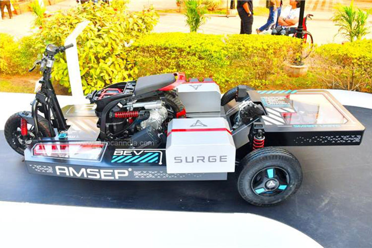 Theo nhà sản xuất Hero, chỉ tốn khoảng 3 phút để thực hiện việc ghép phần xe máy điện vào khung xe lam để trở thành một thiết bị chuyên chở hàng nhờ phần thùng chở đồ rất rộng rãi phía sau.