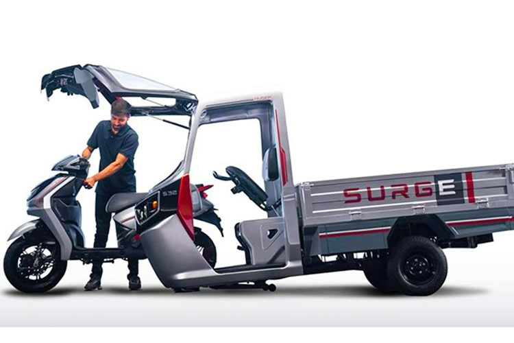 Phần xe máy điện Hero Surge S32 độc nhất vô nhị này có thiết kế không khác biệt so với các dòng xe tay ga khác trên thị trường và hoàn toàn đầy đủ chức năng để vận hành trên đường.