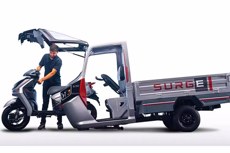 Phần xe máy điện Hero Surge S32 độc nhất vô nhị này có thiết kế không khác biệt so với các dòng xe tay ga khác trên thị trường và hoàn toàn đầy đủ chức năng để vận hành trên đường.