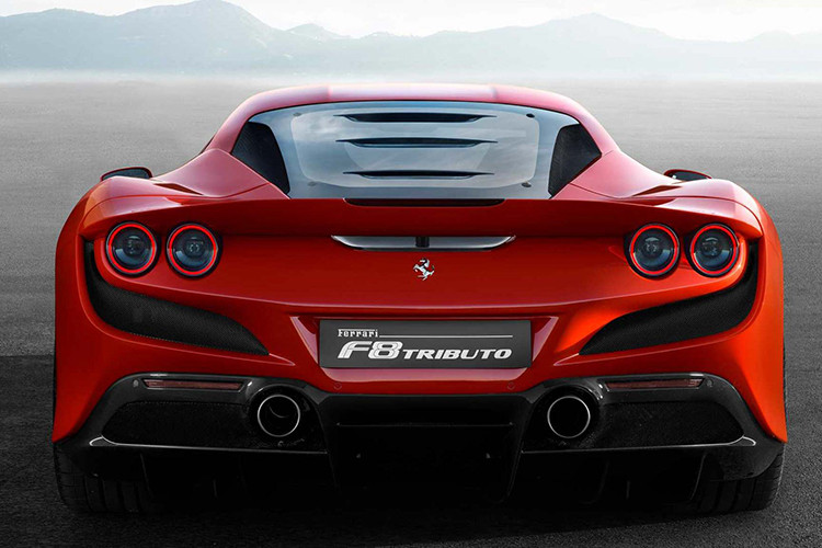 So với Ferrari 488 Pista, F8 Tributo sở hữu chiều dài 4.611 mm, rộng 1.979 mm và cao 1.206 mm, nó dài hơn một chút (+43 mm), rộng (+27 mm) và thấp hơn (-7 mm) so với 488 GTB. Đáng chú ý là F8 Tributo có trọng lượng khô nhẹ hơn 40 kg so với 488 GTB. Với cân nặng 1.330 kg, F8 Tributo nhẹ hơn 55 kg so với 488 Pista (1.385 kg) .