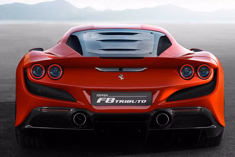 So với Ferrari 488 Pista, F8 Tributo sở hữu chiều dài 4.611 mm, rộng 1.979 mm và cao 1.206 mm, nó dài hơn một chút (+43 mm), rộng (+27 mm) và thấp hơn (-7 mm) so với 488 GTB. Đáng chú ý là F8 Tributo có trọng lượng khô nhẹ hơn 40 kg so với 488 GTB. Với cân nặng 1.330 kg, F8 Tributo nhẹ hơn 55 kg so với 488 Pista (1.385 kg) .